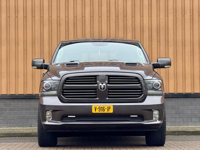 Dodge 1500 Ram 5.7 V8 Quad Cab 6'4 | Trekhaak 3500 Kg | Elektrische Stoelen | Achteruitrijcamera | Parkeersensoren | Stoelventilatie | Stoelverwarming | 20'' lichtmetaal | Cruise Control | Stuurverwarming | Navigatie | Bluetoo