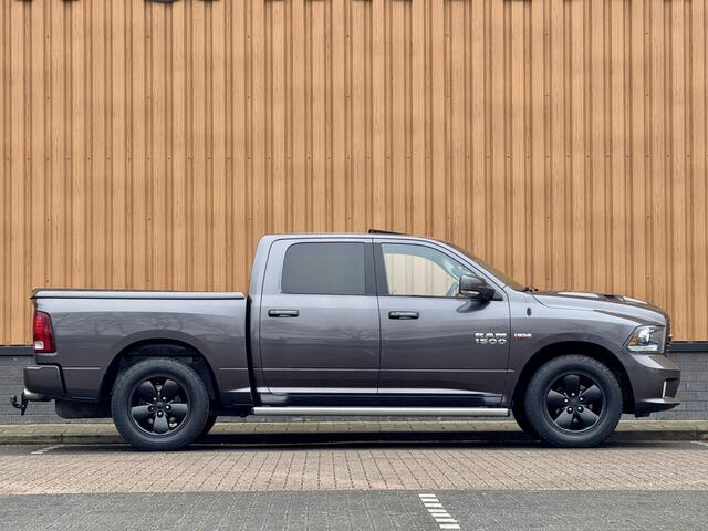 Dodge 1500 Ram 5.7 V8 Quad Cab 6'4 | Trekhaak 3500 Kg | Elektrische Stoelen | Achteruitrijcamera | Parkeersensoren | Stoelventilatie | Stoelverwarming | 20'' lichtmetaal | Cruise Control | Stuurverwarming | Navigatie | Bluetoo
