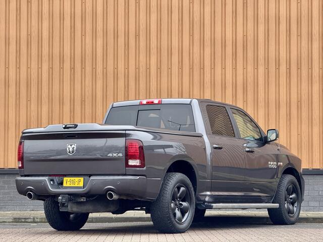 Dodge 1500 Ram 5.7 V8 Quad Cab 6'4 | Trekhaak 3500 Kg | Elektrische Stoelen | Achteruitrijcamera | Parkeersensoren | Stoelventilatie | Stoelverwarming | 20'' lichtmetaal | Cruise Control | Stuurverwarming | Navigatie | Bluetoo