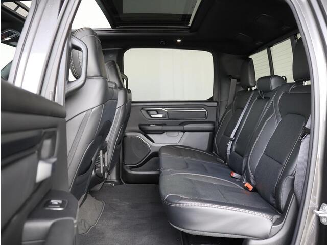 Dodge 1500 Ram 5.7 V8 4x4 Crew Cab Sport Night Edition | eTorque | Pano-Dak | Groot Navi|
