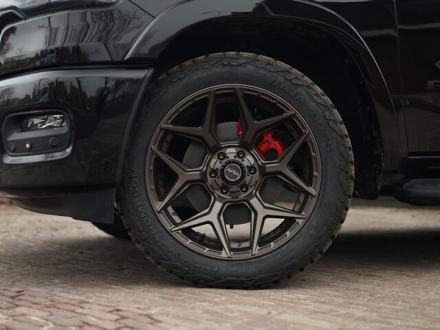 Dodge 1500 Ram 2025 3.0L HURRICANE BIGHORN NIGHT | BPM VRIJ | 22 Inch 4 PLAY | Lederen Bekleding | LPG in of onderbouw | Deksel | Panoramadak