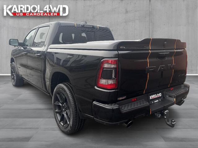 Dodge 1500 Ram 5.7 V8 4x4 Crew Cab Laramie | Model24 BPM VRIJ!| Elektr. treeplanken | SPECIAL STRIPING| Head-up | 360gr camera| Panorama | Trekhaak | LPG| | NIEUWE AUTO | Geheel rijklaarprijs | DIRECT RIJDEN |