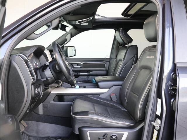Dodge 1500 Ram 5.7 V8 4x4 Crew Cab Laramie Night | Luchtvering | Groot Navigatie | Elektrisch Sidebars |