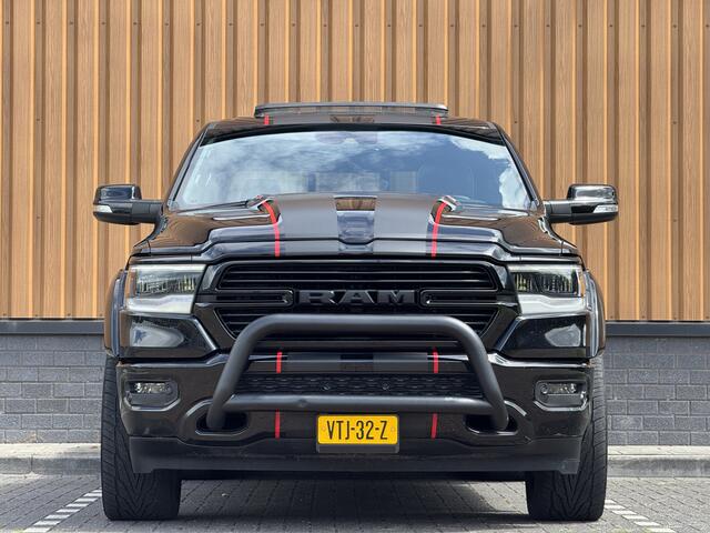 Dodge 1500 Ram 5.7 V8 4x4 Crew Cab Laramie | Panoramadak | Apple Carplay | Android Auto | Side Step | 22" Lichtmetaal | Harman & Kardon | Trekhaak 3500 KG | Bullbar | Stoelverwarming / Ventilatie |