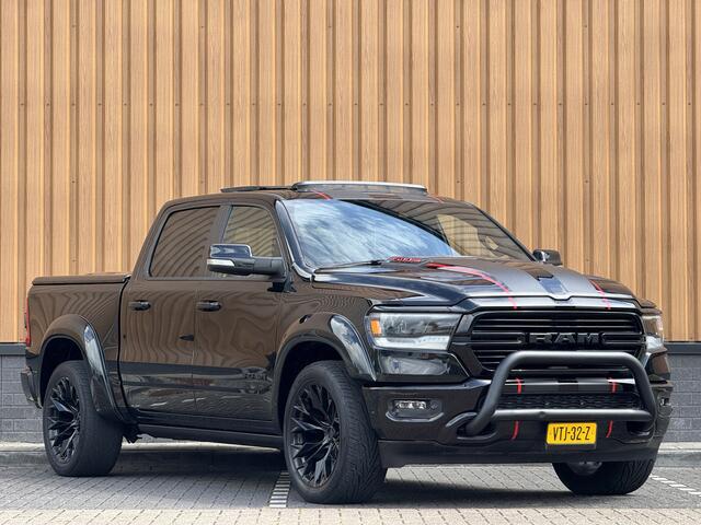 Dodge 1500 Ram 5.7 V8 4x4 Crew Cab Laramie | Panoramadak | Apple Carplay | Android Auto | Side Step | 22" Lichtmetaal | Harman & Kardon | Trekhaak 3500 KG | Bullbar | Stoelverwarming / Ventilatie |