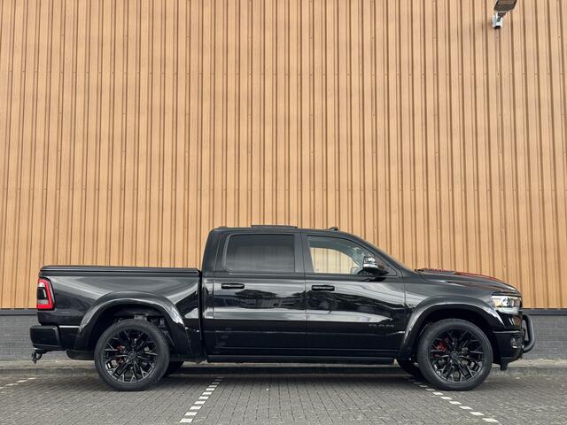 Dodge 1500 Ram 5.7 V8 4x4 Crew Cab Laramie | Panoramadak | Apple Carplay | Android Auto | Side Step | 22" Lichtmetaal | Harman & Kardon | Trekhaak 3500 KG | Bullbar | Stoelverwarming / Ventilatie |