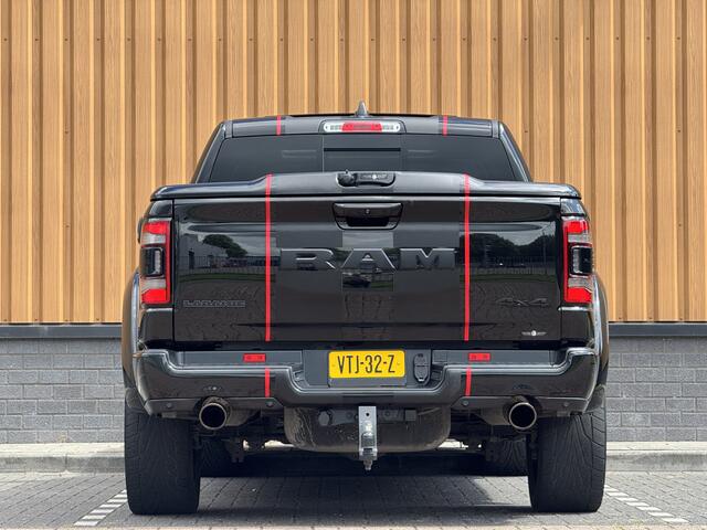 Dodge 1500 Ram 5.7 V8 4x4 Crew Cab Laramie | Panoramadak | Apple Carplay | Android Auto | Side Step | 22" Lichtmetaal | Harman & Kardon | Trekhaak 3500 KG | Bullbar | Stoelverwarming / Ventilatie |