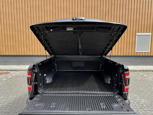 Dodge 1500 Ram 5.7 V8 4x4 Crew Cab Laramie | Panoramadak | Apple Carplay | Android Auto | Side Step | 22" Lichtmetaal | Harman & Kardon | Trekhaak 3500 KG | Bullbar | Stoelverwarming / Ventilatie |