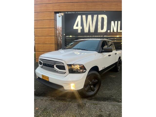 Dodge 1500 Ram 5.7 V8 4x4 Crew Cab 6 PERS CLASSIC/ NAP 297 KM / SHOWROOM DEMO AUTO ¤ 51.900 EXCL Onze SHOWROOM demo auto met slechts 297 km in nieuwstaat nu leverbaar inclusief trekhaak PRING GAS installatie , BLACK PACK , inruil mogelijk