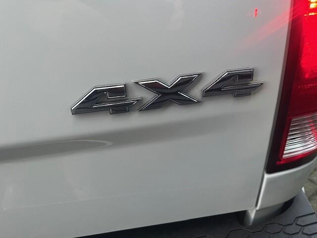 Dodge 1500 Ram 5.7 V8 4x4 Crew Cab 6 PERS CLASSIC/ NAP 297 KM / SHOWROOM DEMO AUTO ¤ 51.900 EXCL Onze SHOWROOM demo auto met slechts 297 km in nieuwstaat nu leverbaar inclusief trekhaak PRING GAS installatie , BLACK PACK , inruil mogelijk