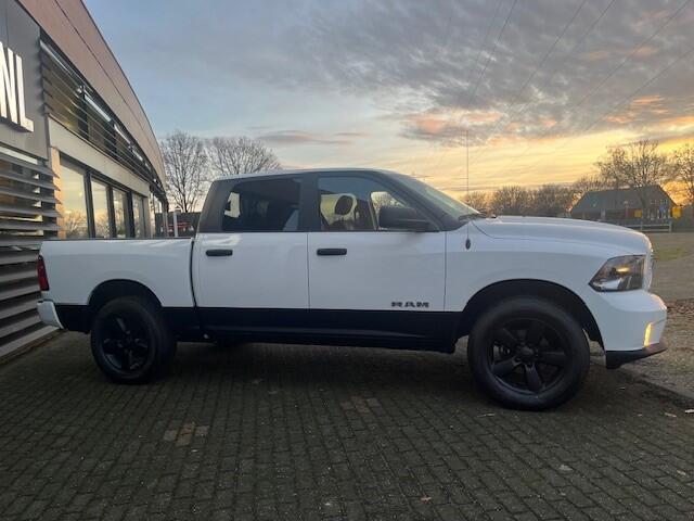 Dodge 1500 Ram 5.7 V8 4x4 Crew Cab 6 PERS CLASSIC/ NAP 297 KM / SHOWROOM DEMO AUTO ¤ 51.900 EXCL Onze SHOWROOM demo auto met slechts 297 km in nieuwstaat nu leverbaar inclusief trekhaak PRING GAS installatie , BLACK PACK , inruil mogelijk