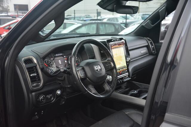 Dodge 1500 Ram 5.7 V8 4x4 Crew Cab 6'4 Sport | Navigatie | Panoramadak | Leer | Camera | Alpine sound | Carplay | Stoel-stuur verwarming | NL auto!! | Recent een grote beurt gehad incl bougies en spruitstukken!!