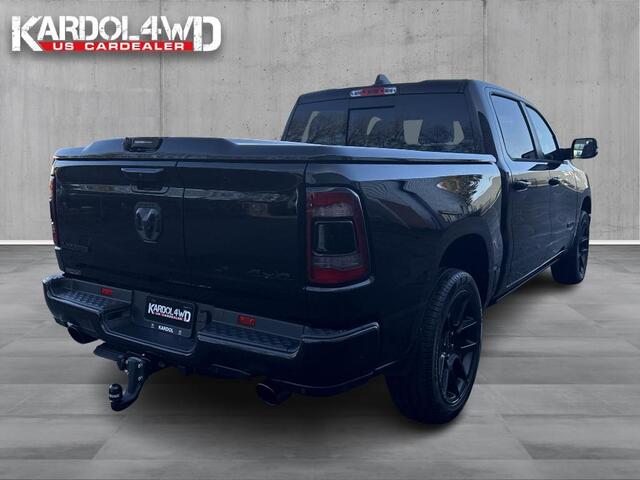 Dodge 1500 Ram Laramie Night Edition Modeljaar "24 | BOMVOL!| Panoramadak elect. | Luchtvering | Virtual cockpit | Adaptive cruise | *vaste treeplanken| Geheel rijklaar incl. LPG &Trekhaak| | Nieuwe Auto incl. LPG | Geheel rijklaarprijs |