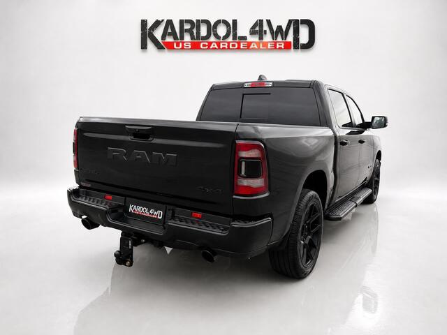Dodge 1500 Ram Laramie Night Edition Modeljaar "24 | BOMVOL!| Panoramadak elect. | Luchtvering | Virtual cockpit | Adaptive cruise | Geheel rijklaar incl. LPG &Trekhaak| | Nieuwe Auto incl. LPG | Geheel rijklaarprijs |