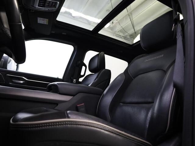 Dodge 1500 Ram 5.7 V8 4x4 Crew Cab Laramie Night | Hardtop | Luchtvering | Night Package | 4Play velgen met All Terrain banden |