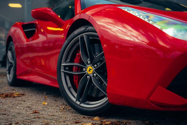 Ferrari 488 3.9 Spider HELE ** NL geleverd ** Atelier ** Carbon ** Titanium Exhaust ** 360 Camera ** Scuderia Shields ** NAP!