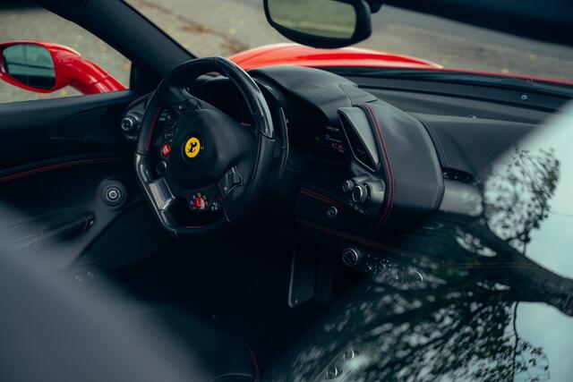 Ferrari 488 3.9 Spider HELE ** NL geleverd ** Atelier ** Carbon ** Titanium Exhaust ** 360 Camera ** Scuderia Shields ** NAP!