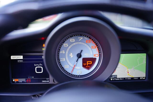 Ferrari 488 3.9 Spider HELE Passenger Display Carbon Lifting