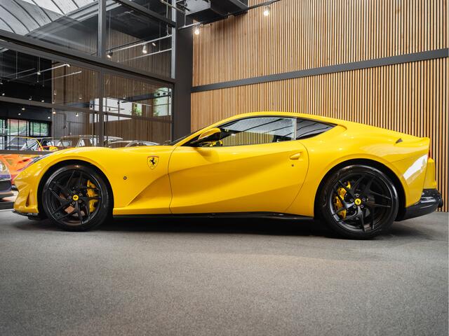 Ferrari 812 V12 Superfast HELE Atelier Full Carbon 6.5 V12 Superfast Giallo Triplo Painted Stripe