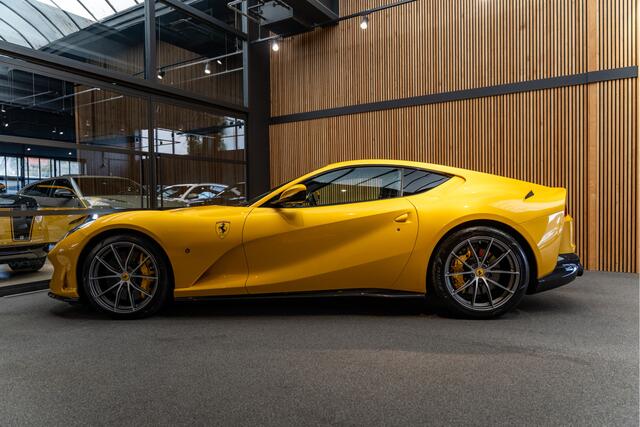 Ferrari 812 V12 Superfast HELE Atelier Full Carbon 6.5 V12 Superfast Giallo Triplo Painted Stripe
