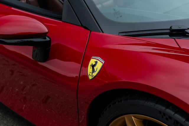 Ferrari SF90 Spider 4.0 V8 | 1e Eigenaar | Two-Tone | Lift | Carplay | AFS | Camera | HiFi | Carbon | Extracampionario |