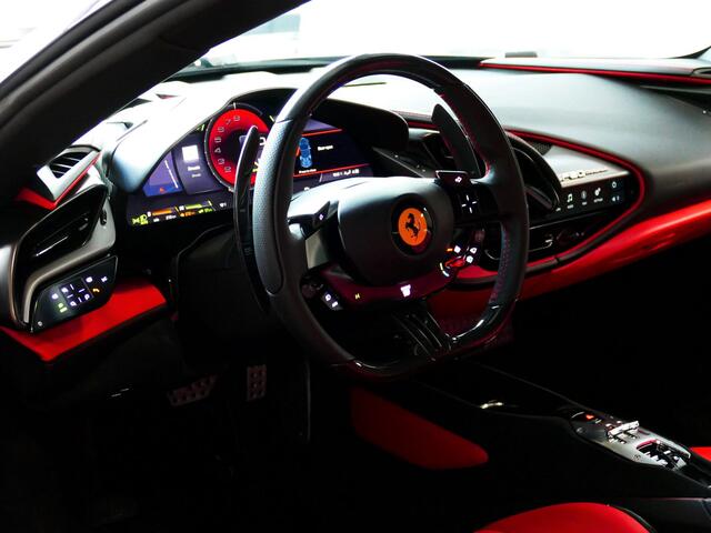 Ferrari SF90 Stradale 4.0 V8 1000PK INCL BTW/BPM. CARBON SEATS/STUUR LIFT CARPLAY AFS CAMERA phev