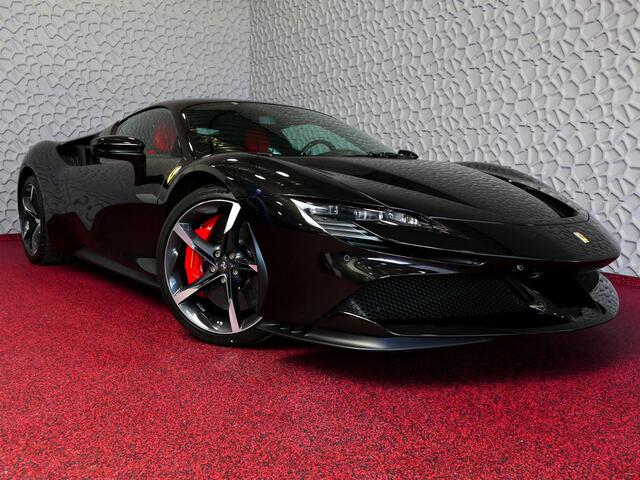 Ferrari SF90 Stradale 4.0 V8 1000 pk INCL BTW/BPM. CARBON SEATS/STUUR LIFT CARPLAY AFS CAMERA phev