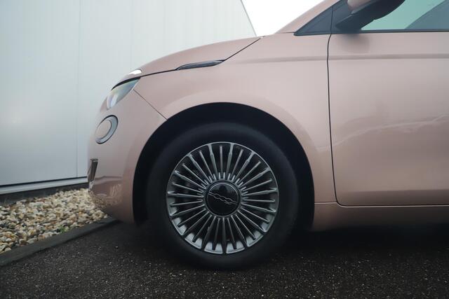 Fiat 500 Icon 42 kWh Automaat Panoramadak Navigatie LED Carplay Android Bluetooth 16 inch LMV Clima Cruise Parkeersensor