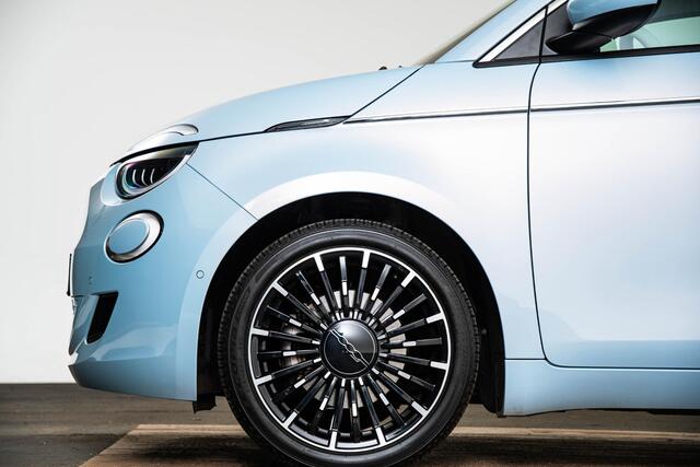 Fiat 500 La Prima 42 kWh Stoelverwarming - Achteruitrijcamera - Binnenspiegel met Dimautomaat - Stoel voor links verstelbaar -