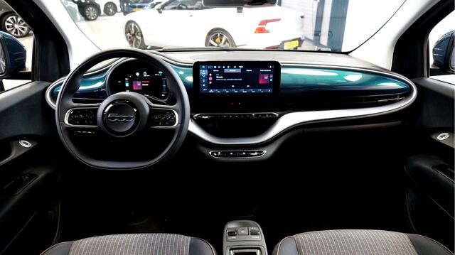 Fiat 500 Fiat 500e Icon 42 kWh PANORAMADAK + CAMERA + CLIMA + CRUISE + LANE ASSIST + NAVI GROOT SCHERM + APPLE CARPLAY/ANDROID AUTO + BLUETOOTH + KEYLESS ENTRY&GO + PARKSENSOREN + 16" LM-VELGEN!!