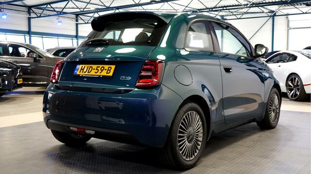 Fiat 500 Fiat 500e Icon 42 kWh PANORAMADAK + CAMERA + CLIMA + CRUISE + LANE ASSIST + NAVI GROOT SCHERM + APPLE CARPLAY/ANDROID AUTO + BLUETOOTH + KEYLESS ENTRY&GO + PARKSENSOREN + 16" LM-VELGEN!!
