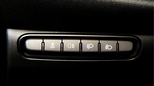 Fiat 500 Fiat 500e Icon 42 kWh PANORAMADAK + CAMERA + CLIMA + CRUISE + LANE ASSIST + NAVI GROOT SCHERM + APPLE CARPLAY/ANDROID AUTO + BLUETOOTH + KEYLESS ENTRY&GO + PARKSENSOREN + 16" LM-VELGEN!!