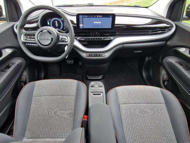 Fiat 500 La Prima 42 kWh / Panorama Dak / Apple Carplay & Android Auto / Navigatie / Achteruitrijcamera / Parkeersensoren / Climate Control / Lichtmetalen Velgen 17'' /