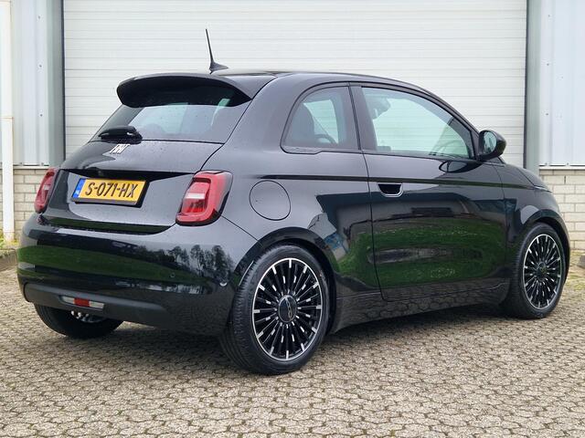 Fiat 500 La Prima 42 kWh / Panorama Dak / Apple Carplay & Android Auto / Navigatie / Achteruitrijcamera / Parkeersensoren / Climate Control / Lichtmetalen Velgen 17'' /