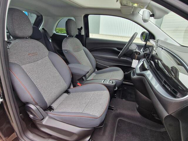 Fiat 500 La Prima 42 kWh / Panorama Dak / Apple Carplay & Android Auto / Navigatie / Achteruitrijcamera / Parkeersensoren / Climate Control / Lichtmetalen Velgen 17'' /