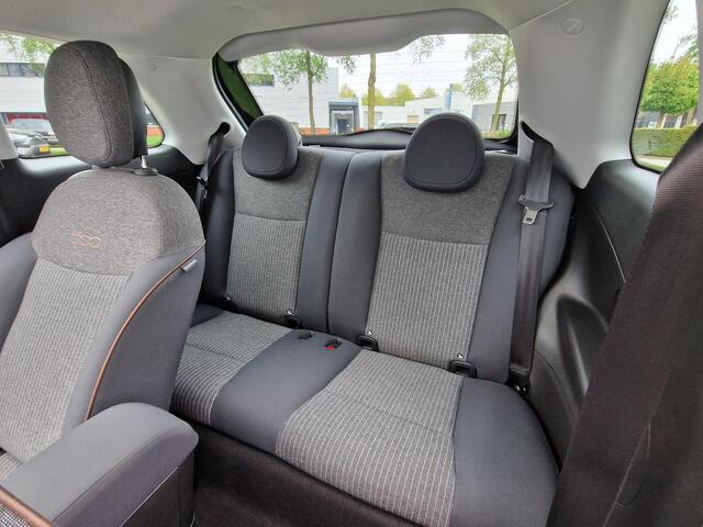 Fiat 500 La Prima 42 kWh / Panorama Dak / Apple Carplay & Android Auto / Navigatie / Achteruitrijcamera / Parkeersensoren / Climate Control / Lichtmetalen Velgen 17'' /
