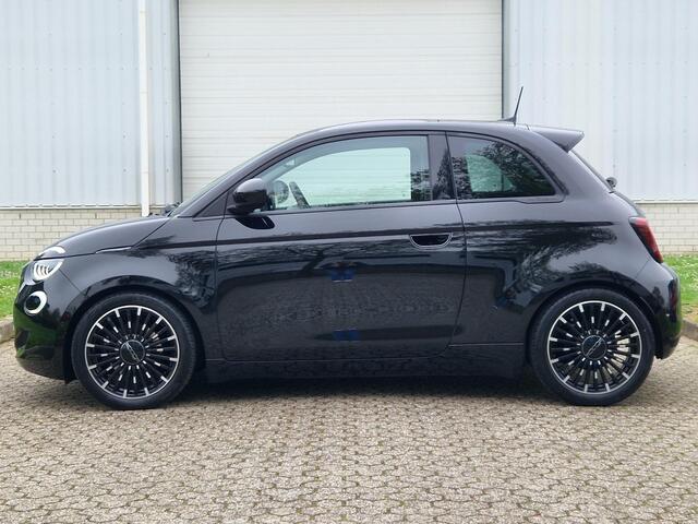 Fiat 500 La Prima 42 kWh / Panorama Dak / Apple Carplay & Android Auto / Navigatie / Achteruitrijcamera / Parkeersensoren / Climate Control / Lichtmetalen Velgen 17'' /