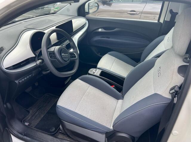 Fiat 500 Icon 42 kWh / Apple CarPlay / Parkeerhulp achter / Keyless / 16'' / DAB / Cruise Control