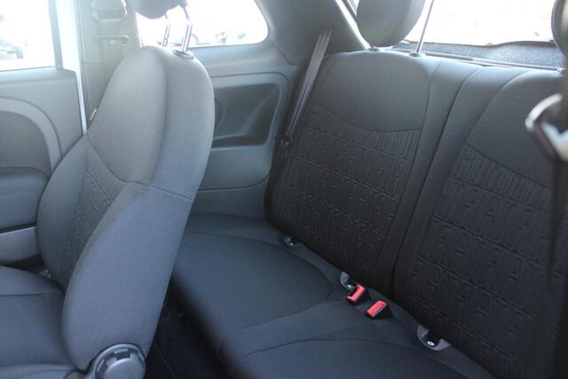 Fiat 500 1.0 72PK HYbrid DOLCEVITA FINALE | PANORAMA DAK | APPLE CARPLAY / ANDROID AUTO | ELEKTRISCHE RAMEN VOOR | PARKEERSENSOREN ACHTER | LED DAGRIJVERLICHTING | 15"LICHTMETALEN VELGEN | CRUISE CONTROL | IN 2 DELEN NEERKLAPBARE ACHTERBANK | AIRCO | MISTLAMPEN V