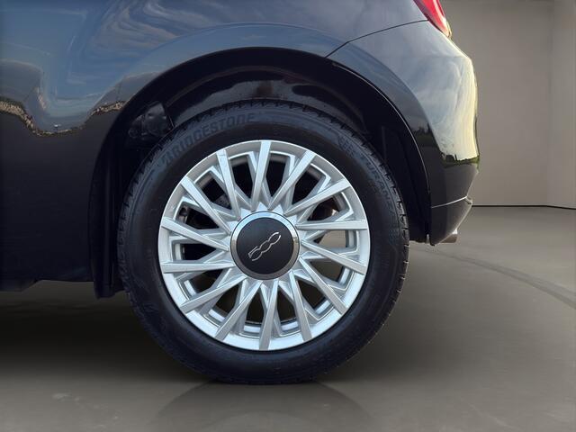 Fiat 500 1.0 Hybrid Dolcevita 2023 ZWART | Panoramadak | Apple CarPlay |