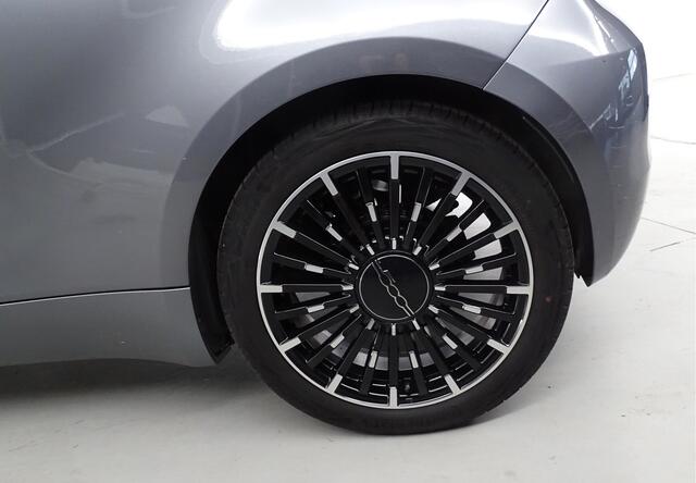 Fiat 500 Icon 42 kWh Long Range keyless entry, tr contr, cruise c, airco, verkeersbord herk, multymedia, apple carplay 17 inc velgen, esp, esc, electro motor 87 KW. 42 KWH accu!