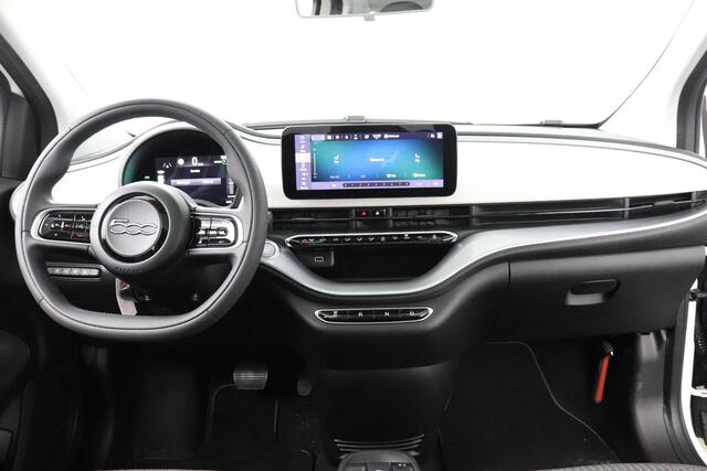 Fiat 500 Icon 42 kWh |1e Eigenaar| Fietshaak | Panoramadak | Pack Winter |