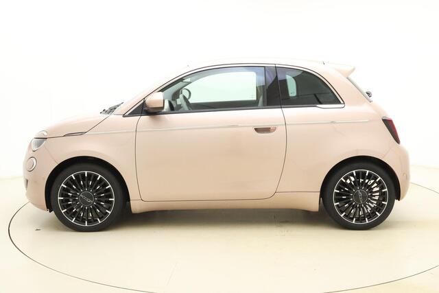 Fiat 500 3+1 La Prima 42 kWh NIEUW! | ¤ 9.500 KORTING | Navigatie | Parkeersensoren voor en achter | Camera | Keyless | Lichtmetalen velgen