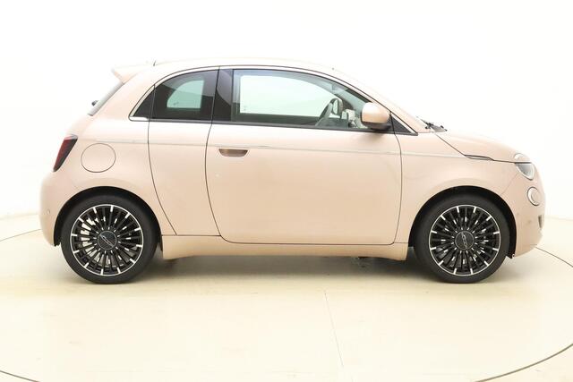 Fiat 500 3+1 La Prima 42 kWh NIEUW! | ¤ 9.500 KORTING | Navigatie | Parkeersensoren voor en achter | Camera | Keyless | Lichtmetalen velgen