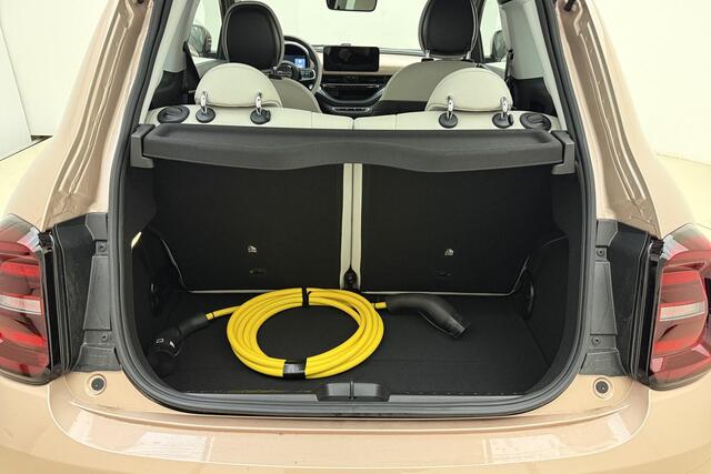 Fiat 500 3+1 La Prima 42 kWh NIEUW! | ¤ 9.500 KORTING | Navigatie | Parkeersensoren voor en achter | Camera | Keyless | Lichtmetalen velgen