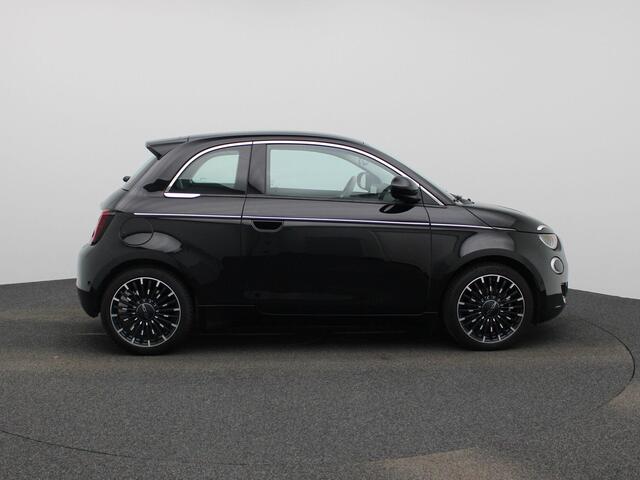 Fiat 500 500e 42 kWh La Prima | Climate Control / ECC | Licht metalen velgen 17 inch | Cruise control Adaptive | Navigatie | Lederen bekleding | Stoelverwarming | Park Distance Control voor en achter | Achteruitrijcamera |