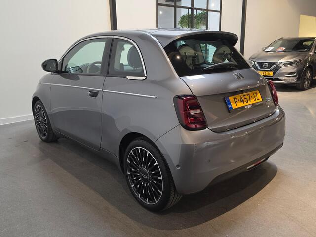 Fiat 500 La Prima 42 kWh - Apple Carplay/Android Auto - Stoelverwarming - Panoramadak - Adaptive Cruise