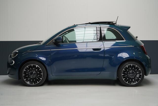 Fiat 500 La Prima 42 kWh | Schuif/kanteldak | Carplay | Adaptive cruise | Parkeersensoren | Pack winter | Lm velgen