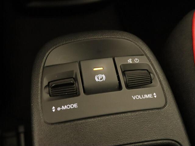 Fiat 500 RED 42 kWh - ORIGINEEL NEDERLANDSE AUTO - 3 FASE LADEN - CLIMATE CONTROL - BLUETOOTH - DAB AUDIO - LICHT METALEN VELGEN - CRUISE CONTROL - PARKEERSENSOREN ACHTER - NAVIGATIE