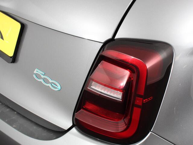 Fiat 500 Urban 42 kWh Airco Climatronic 360 Camera Stoelverwarming Keyless Wireless CarPlay Dodehoek Assistant 85 kW Charger Actieradius 320km WLTP